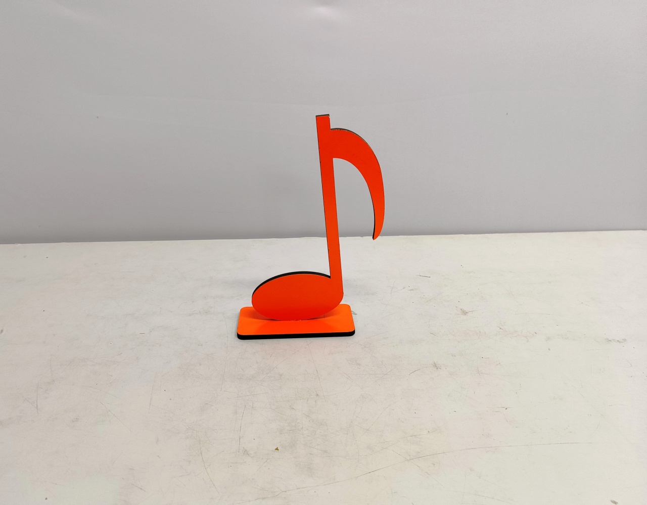 Totem Nota Musical Laranja Neon - BB Festas Aluguel 