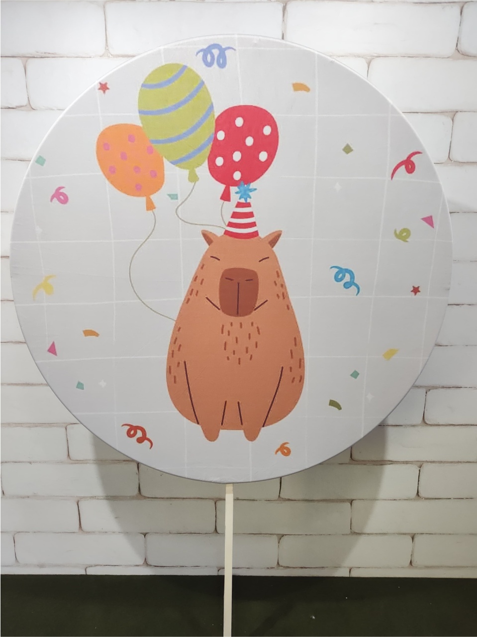 Painel Sublimado Redondo Capivara Com Balões 1,30M  - BB Festas Aluguel 