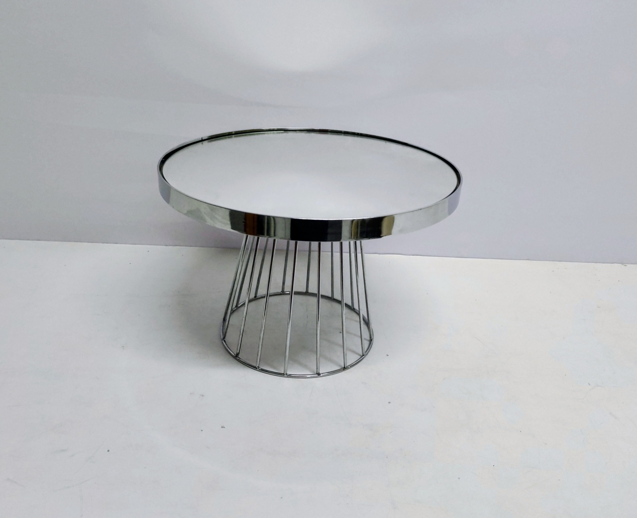Boleira Redonda Prata Espelhada Base Aramada 20Cm Alt X 30Cm Diametro  - BB Festas Aluguel 
