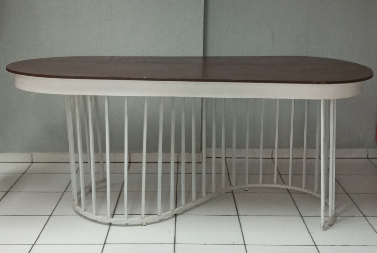 Mesa Base S Ferro Branco Com Tampo Oval Marrom 80Cm Alt X 80Cm Larg X 2M Comp - BBFestasAluguel 