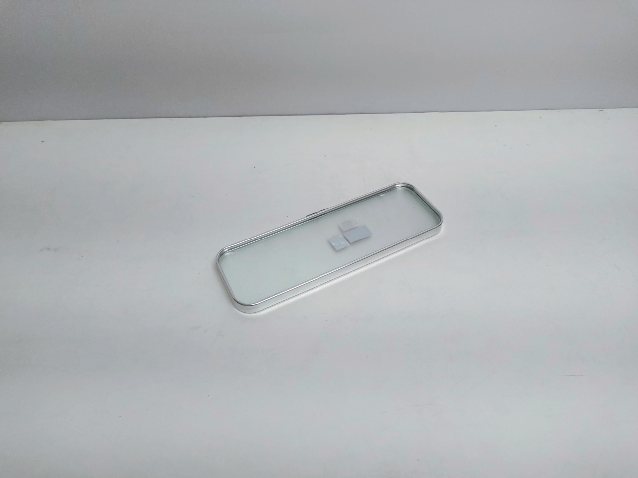 Bandeja Retangular de Vidro Borda Prata 2Cm Alt X 10Cm Larg X 30Cm Comp - BB Festas Aluguel 