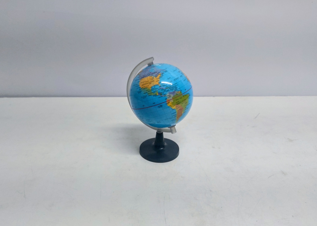 Mini Globo Terrestre 16Cm Alt X 11Cm Diametro  - BB Festas Aluguel 