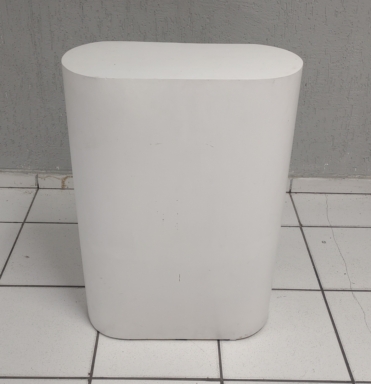 Móvel Oval Mdf Branco 80Cm Alt X 55Cm X 25Cm  - BB Festas Aluguel 