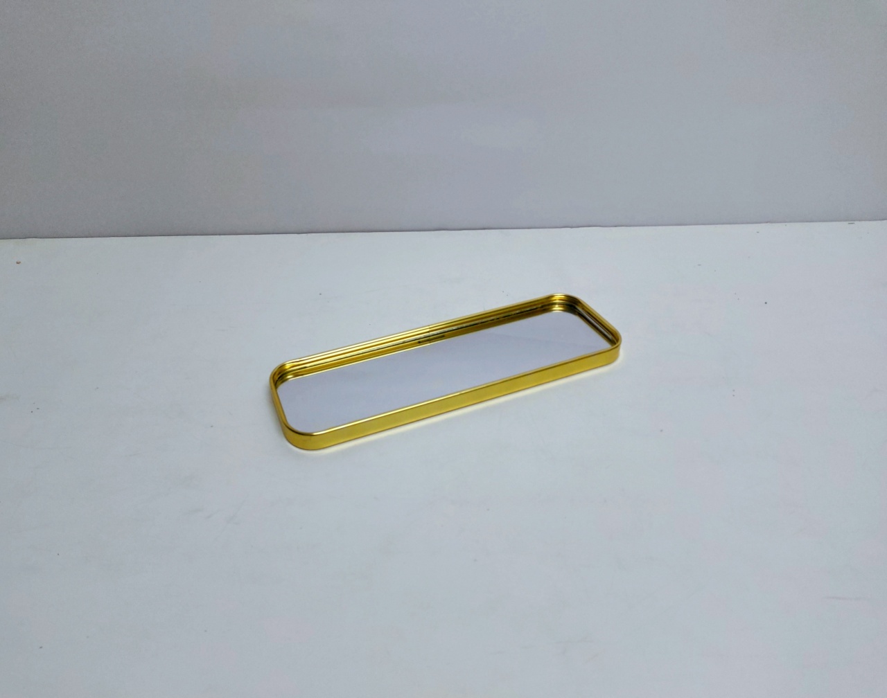 Bandeja Retangular Espelhada Borda Dourada 2Cm Alt X 10Cm Larg X 30Cm Comp - BB Festas Aluguel 