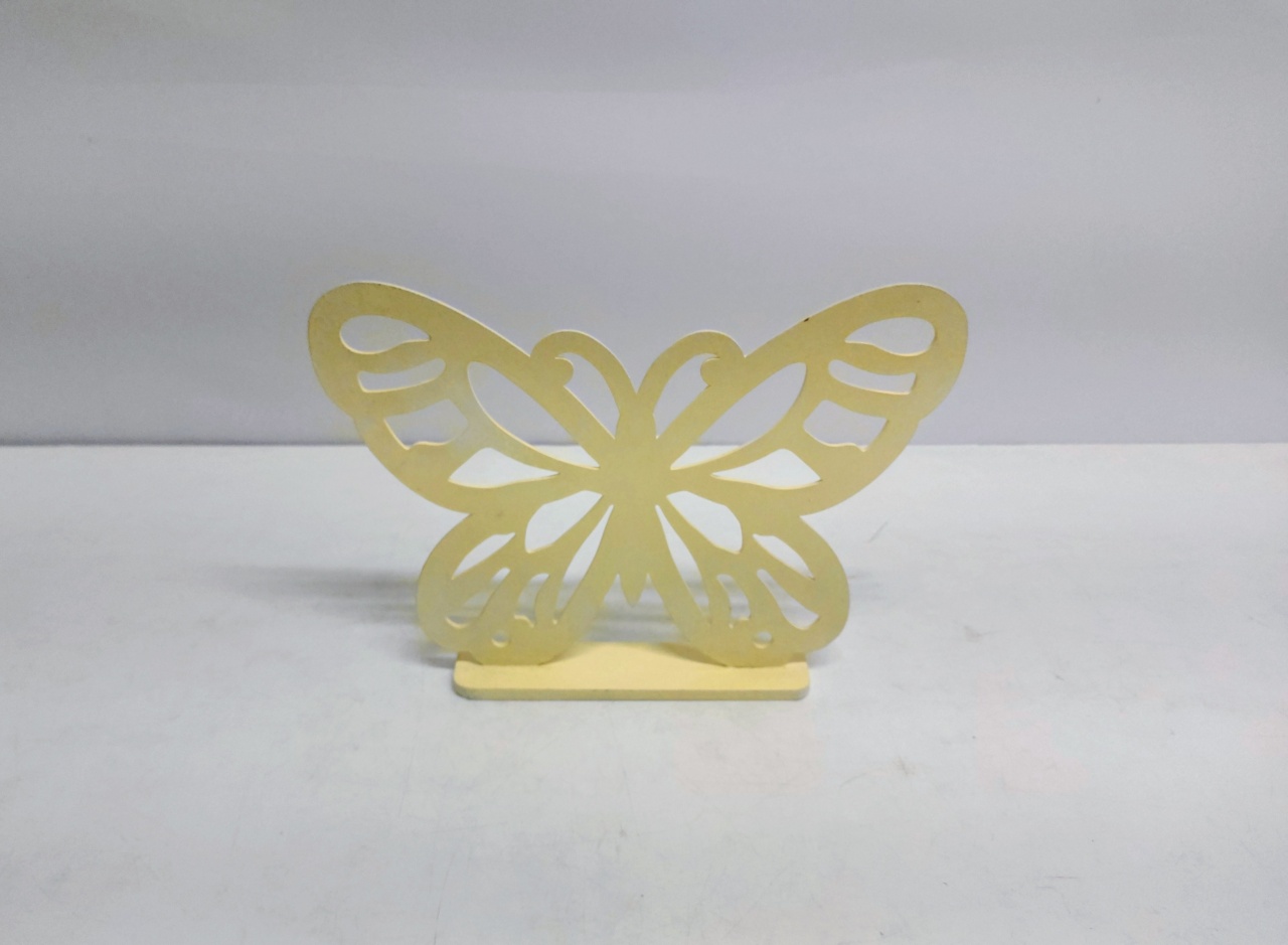 Totem Borboleta Amarelo Claro 21Cm Alt X 29Cm Larg  - BBFestasAluguel 