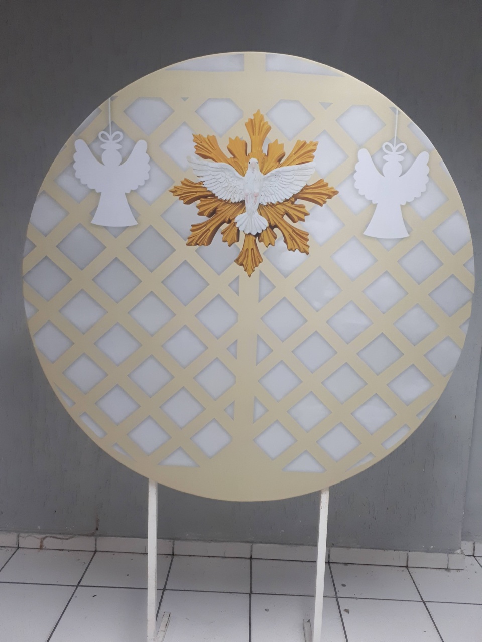 Painel Sublimado Redondo Divino Com Anjos (Eucaristia) 1,30M  - BB Festas Aluguel 