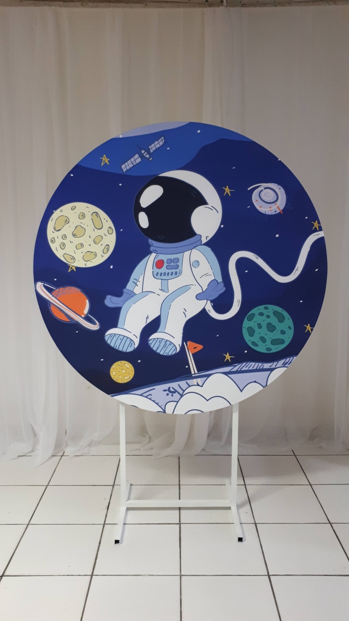 Painel Sublimado Redondo Galaxia Com Astronauta 1,30Cm - BB Festas Aluguel 