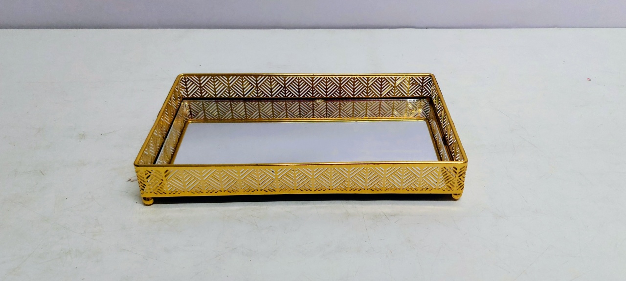 Bandeja Retangular Espelhada Borda Trabalhada Dourada 4Cm Alt X 15Cm Larg X 25Cm Comp  - BB Festas Aluguel 