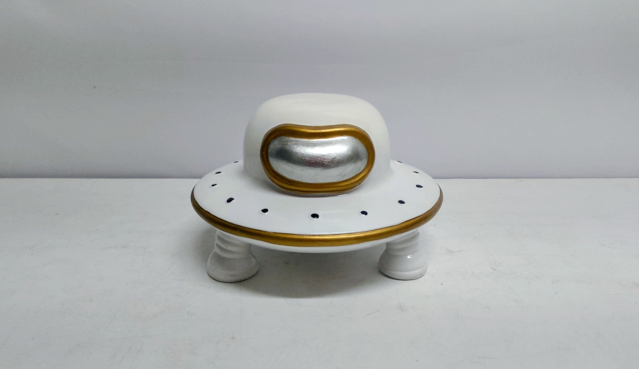 Nave Espacial Decorativa (Astronauta) 15Cm Alt X 22Cm Diametro  - BB Festas Aluguel 