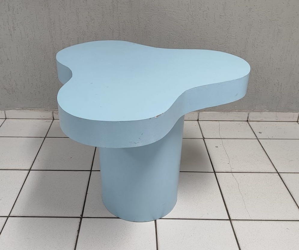 Mesa Orgânica M Azul Claro 70Cm Alt X 40Cm Diametro  - BB Festas Aluguel 