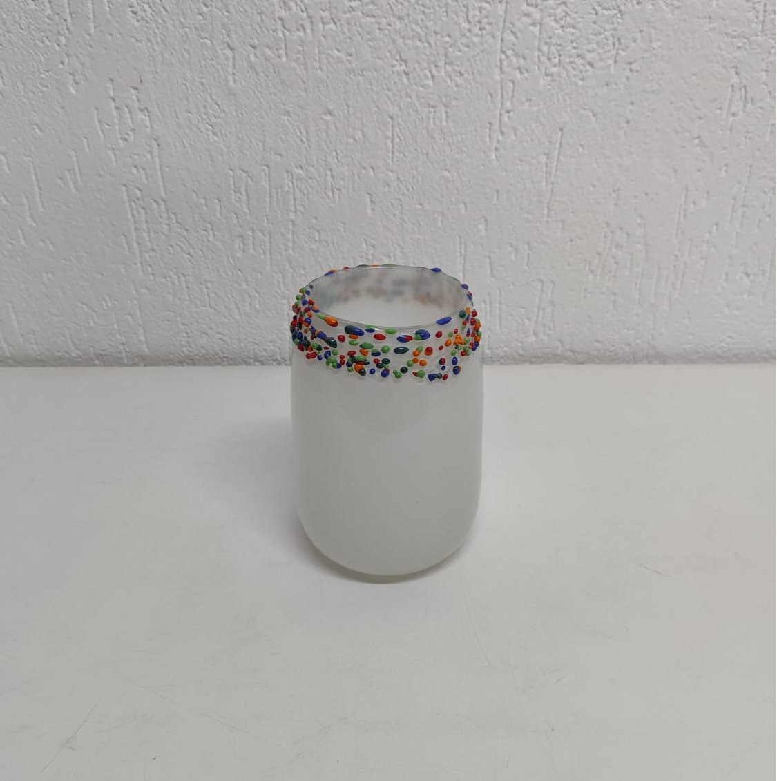 Vaso Branco Com Borda Multicor - BB Festas Aluguel 