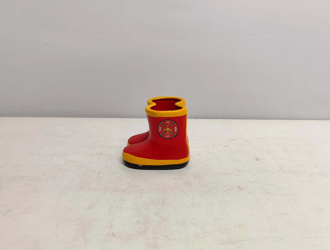 Bota Louça Bombeiro Vermelho/Amarelo 9Cm Alt X 10Cm Larg X 13Cm Comp  - BB Festas Aluguel 