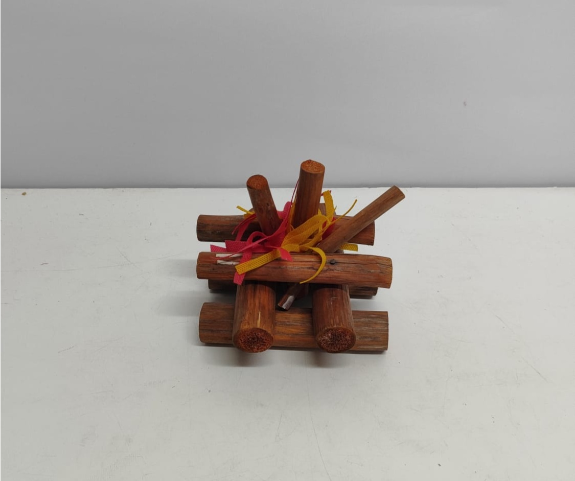 Fogueira Rústica Com Fita 15Cm Larg X 20Cm Comp - BBFestasAluguel 