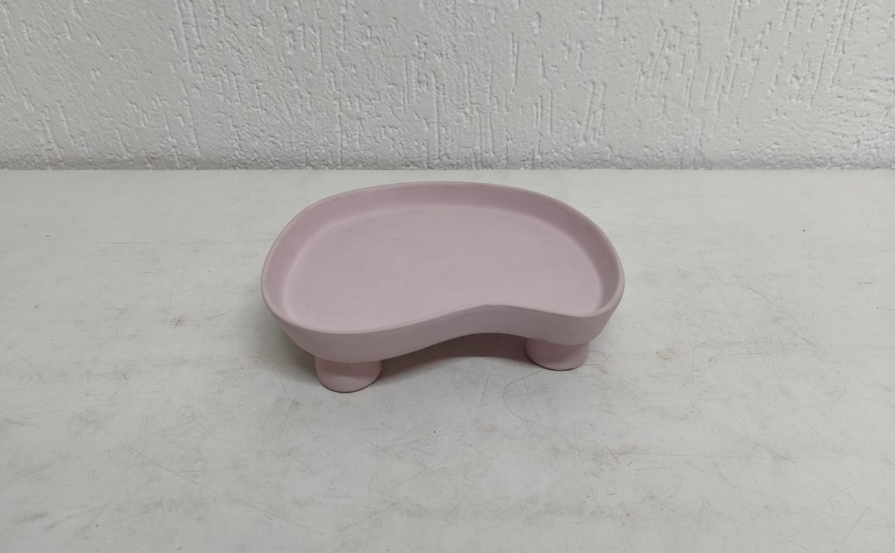 Bandeja Orgânica Meia Lua Com Pé Lilás 6Cm Alt X 22Cm X 22Cm  - BB Festas Aluguel 