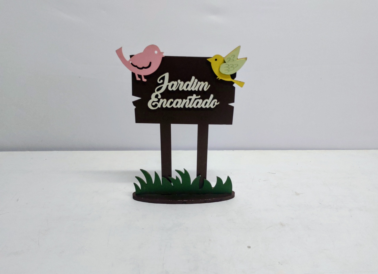 Totem Jardim Encantado 28Cm Alt X 21Cm Larg  - BB Festas Aluguel 
