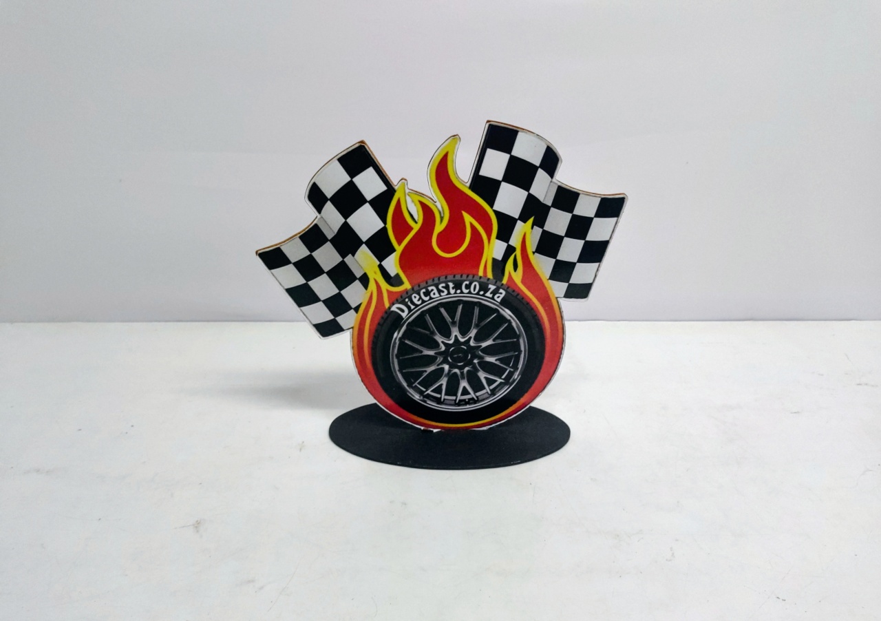 Totem Pneu Com Fogo E Bandeiras de Corrida (Hotwheels) 30Cm Alt X 30Cm Larg  - BB Festas Aluguel 