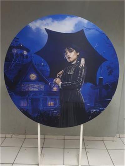 Painel Sublimado Redondo Wandinha Segurando Guarda Chuva 1,30Cm - BB Festas Aluguel 