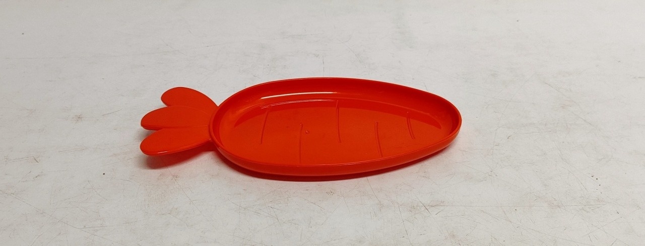 Bandeja Laranja Formato Cenoura 3Cm Alt X 12Cm Larg X 25Cm Comp  - BB Festas Aluguel 
