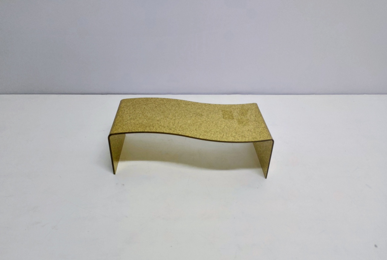 Suporte Acrílico Dourada Com Brilho  9Cm Alt X 26Cm Larg X 14Cm Comp - BB Festas Aluguel 