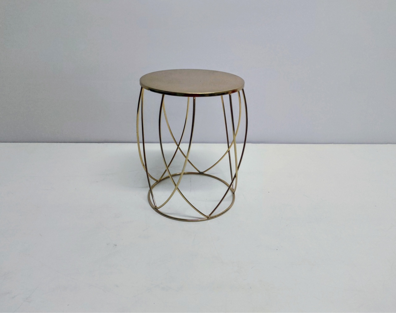 Porta Doce Redonda Dourada Luxo Com Base Aramada 20Cm Alt X 15Cm Diametro  - BB Festas Aluguel 