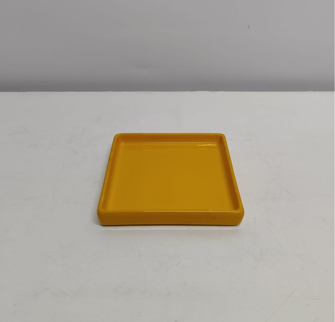 Bandeja Quadrada Reta Sem Pé/M Amarelo 2Cm Alt X 15Cm Diametro - BB Festas Aluguel 