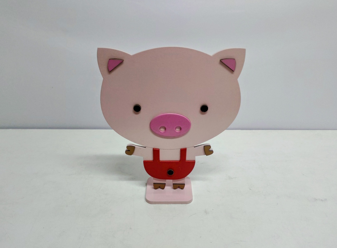 Totem Personagem Heitor Roupa Vermelho (Os Três Porquinhos) 29Cm Alt X 24Cm Larg  - BB Festas Aluguel 