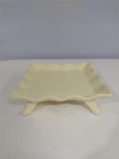 Bandeja Quadrada Babado Com Pé Amarelo Claro 6Cm Alt X 20Cm Diametro - BB Festas Aluguel 