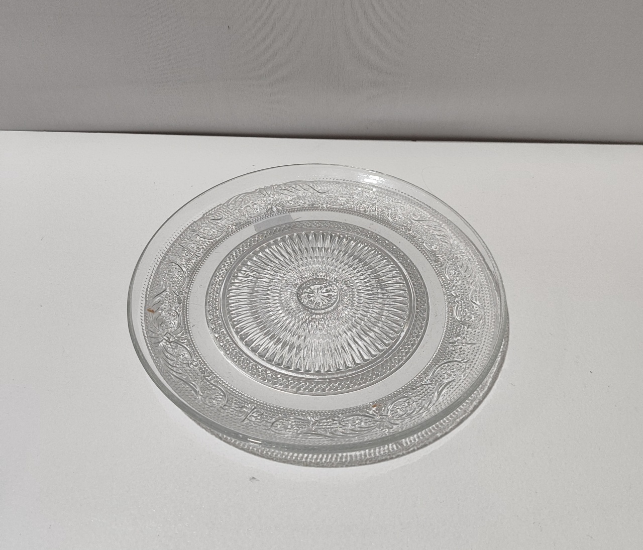 Bandeja Redonda Vidro Trabahada 20Cm Diametro - BBFestasAluguel 