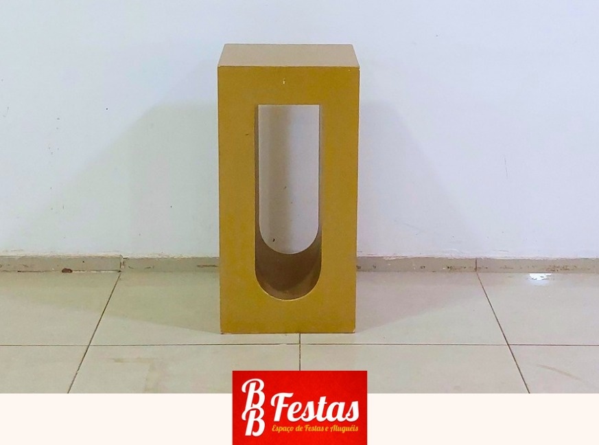 Cubo Arco Vazado Dourada 80Cm Alt X 40Cm X 40Cm - BB Festas Aluguel 