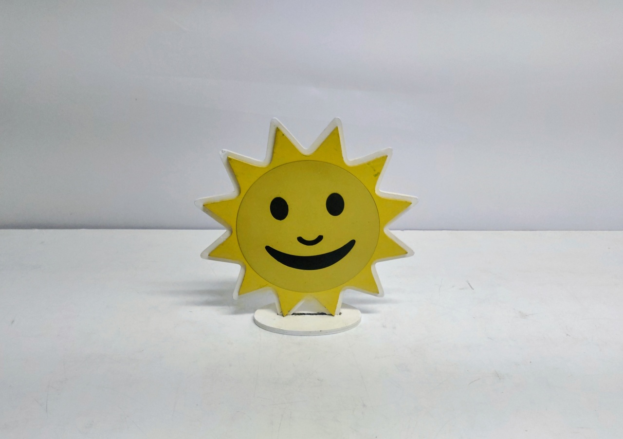 Totem Sol Sorridente 22Cm Alt X 22Cm Larg  - BBFestasAluguel 