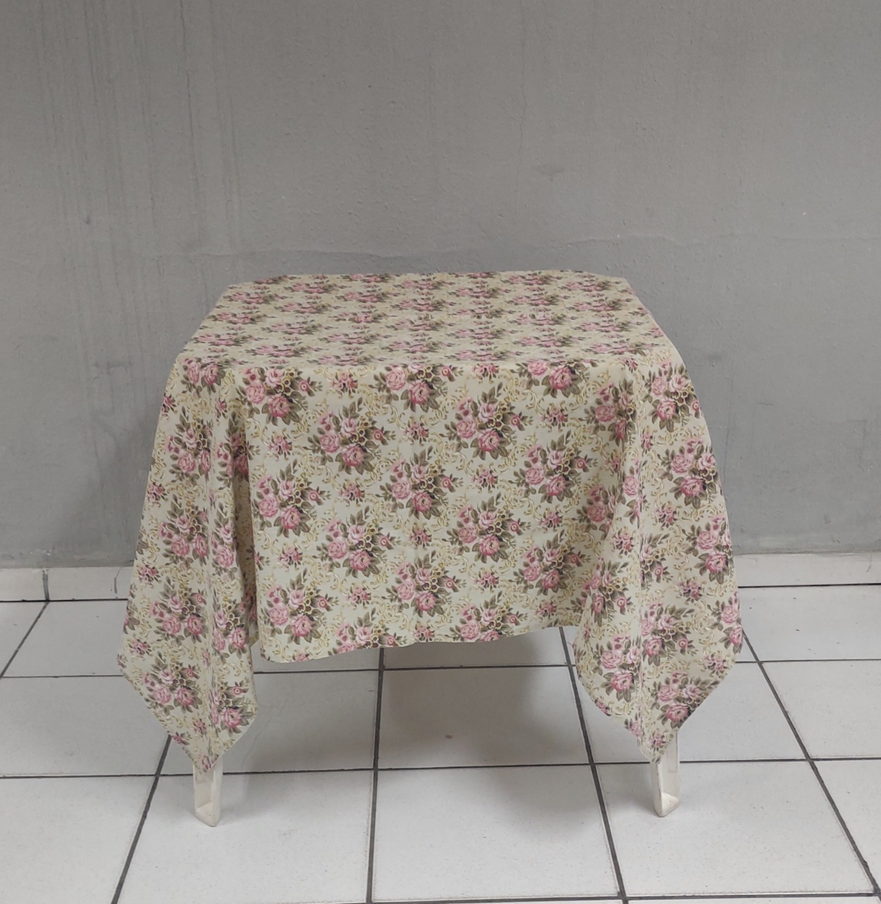 Tampo Estampado Florido Bege - BBFestasAluguel 