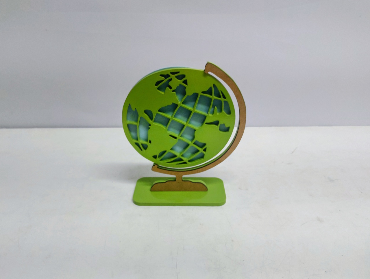 Totem Globo Terrestre Verde Claro 20Cm Alt X 15Cm Larg  - BB Festas Aluguel 
