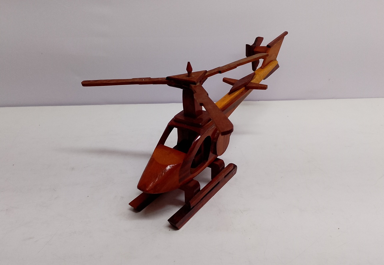 Helicóptero Artesanal Mdf 18Cm Alt X 8Cm Larg X 44Cm Comp  - BB Festas Aluguel 