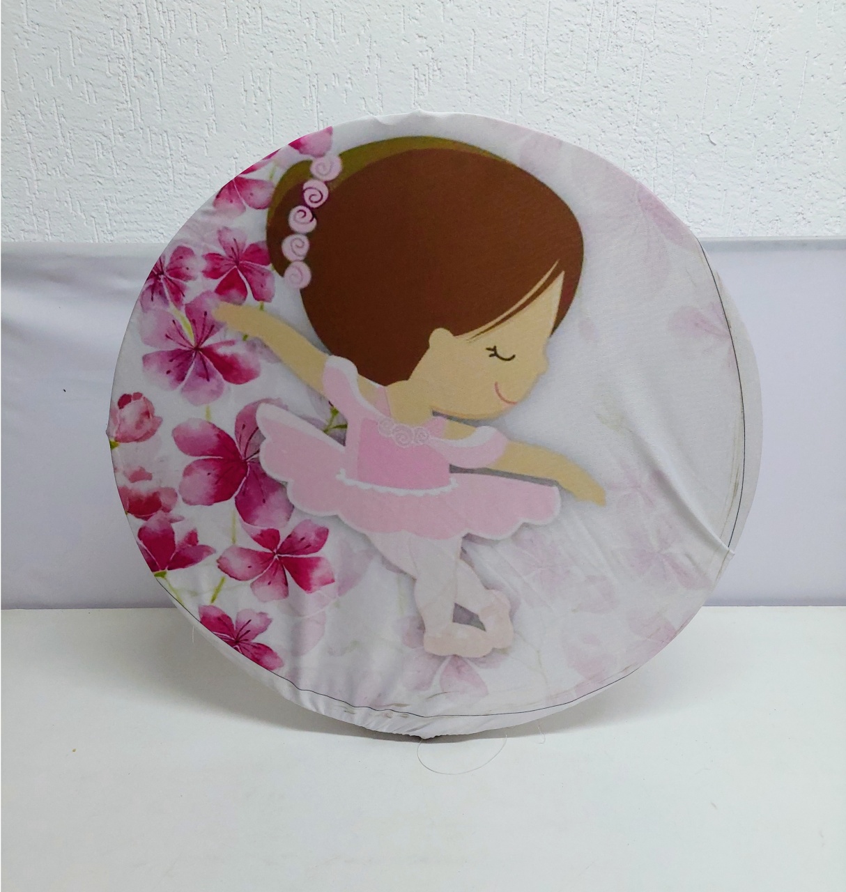 Painel Sublimado Redondo Bailarina Com Flores Fundo Branco 60Cm - BB Festas Aluguel 