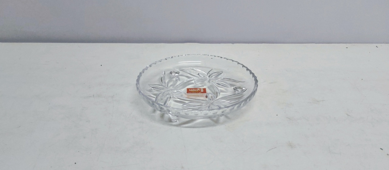 Bandeja Redonda de Vidro Trabalhada Com Pé 4Cm Alt X 18Cm Diametro  - BB Festas Aluguel 