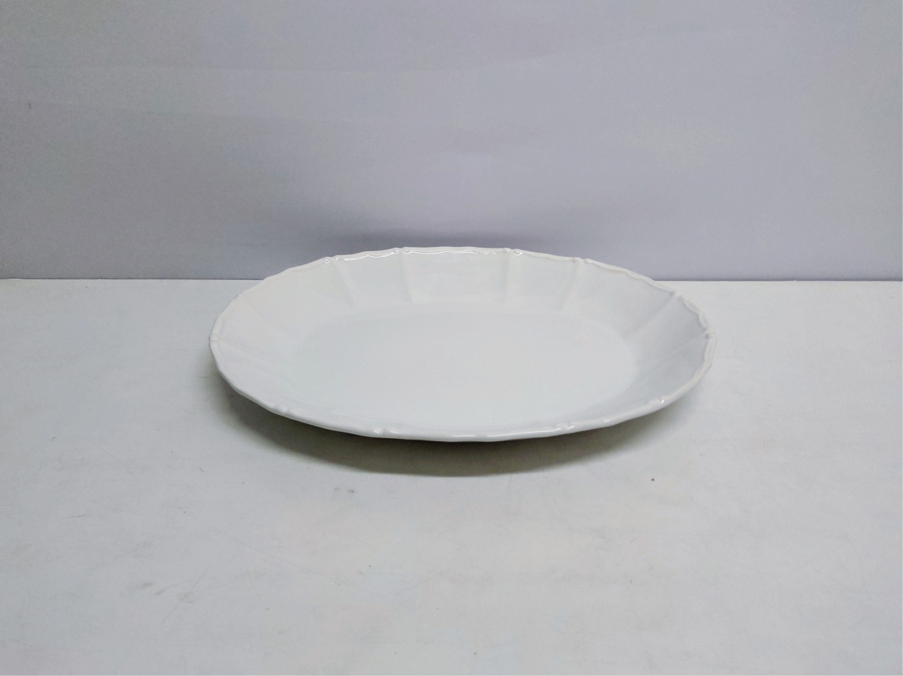 Travessa Oval/G Branca Trabalhada Fundo 5Cm Alt X 32Cm Larg X 41Cm Comp - BB Festas Aluguel 