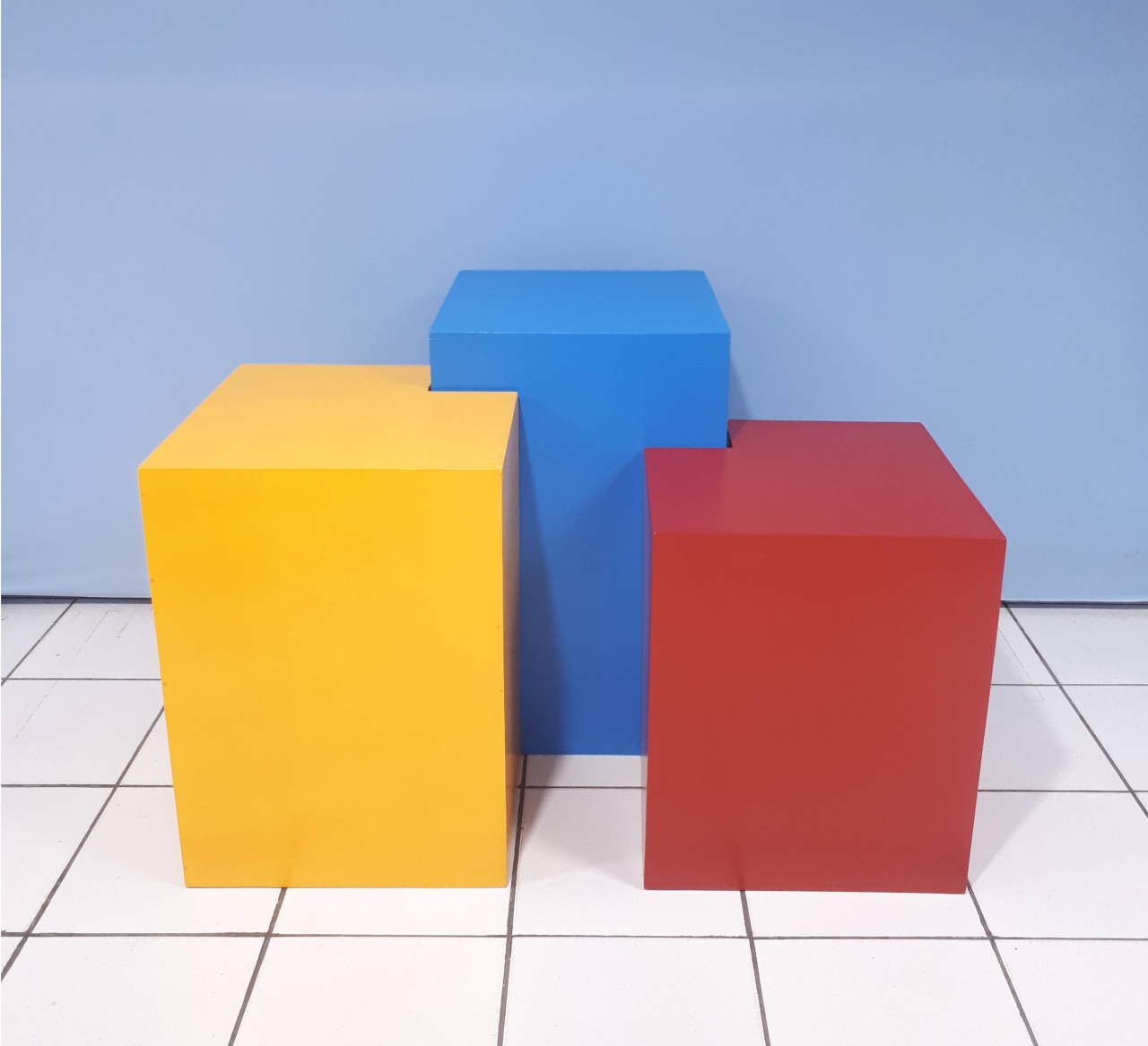Trio de Cubo Encaixe  Mdf Cores Escuras  - BB Festas Aluguel 