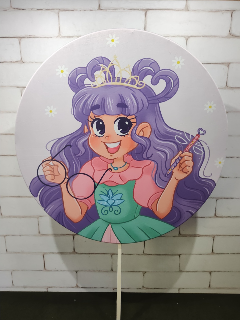Painel Sublimado Redondo Princesa Desastrada 1,30Cm - BBFestasAluguel 