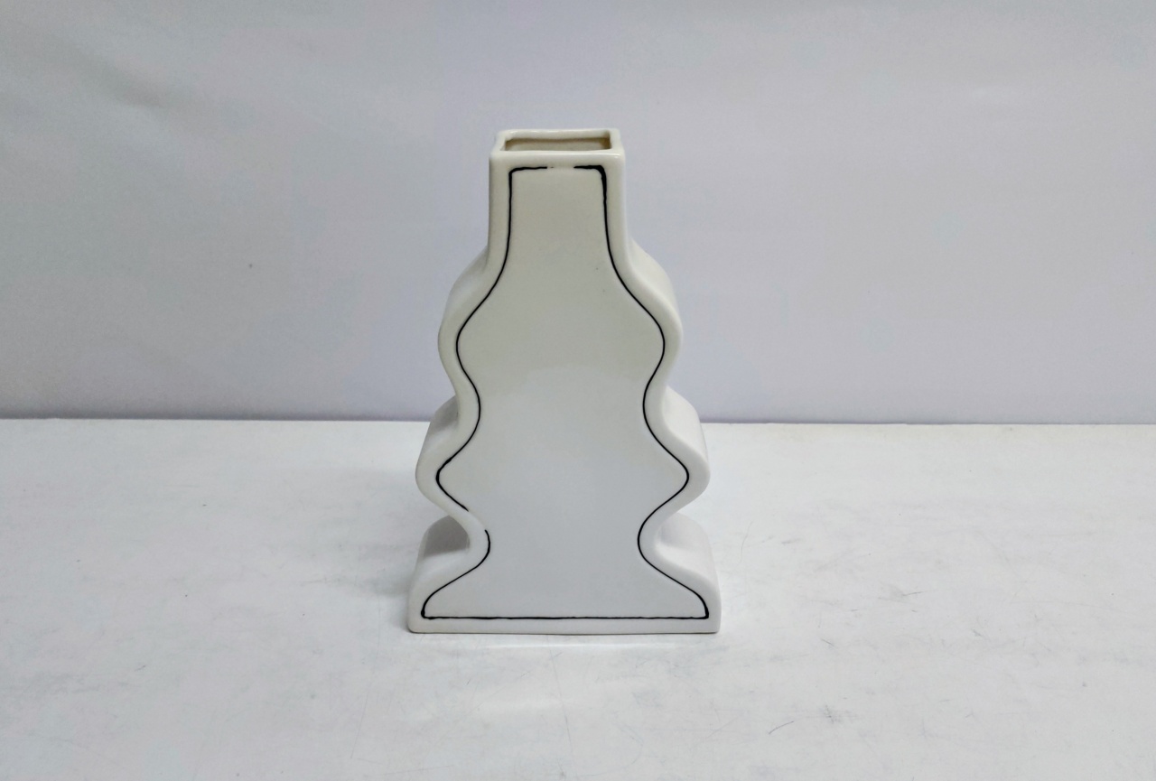 Vaso Ondulado Detalhe Linha Preta 26Cm Alt X 17Cm Larg X 7Cm Comp - BB Festas Aluguel 