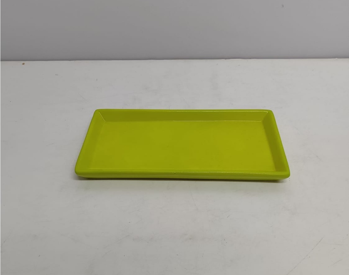 Bandeja Retangular Lisa Amarelo Neon G 3Cm Atl X 15Cm X 28Cm - BBFestasAluguel 