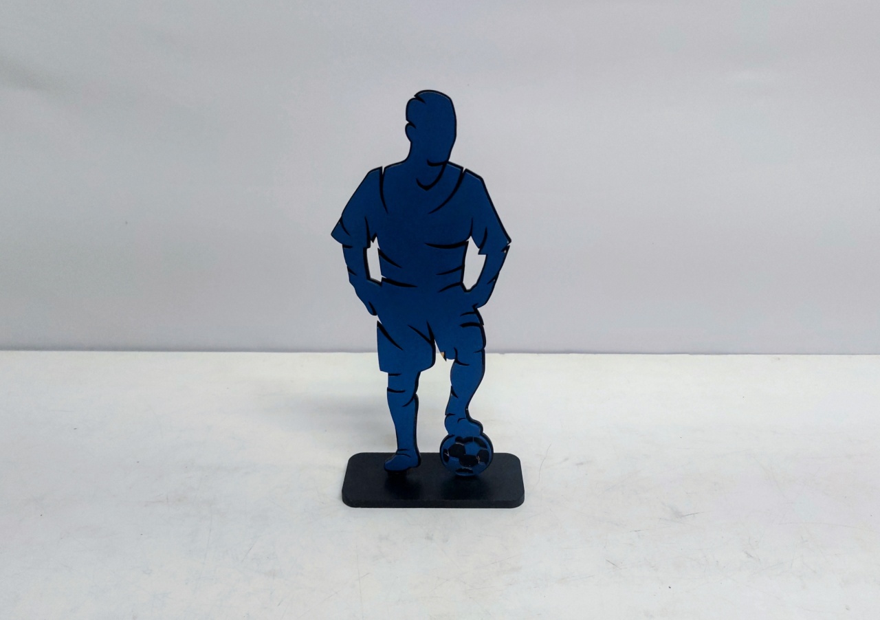 Jogador de Futebol Totem Preto/Azul  27Cm Alt X 13 Larg - BB Festas Aluguel 