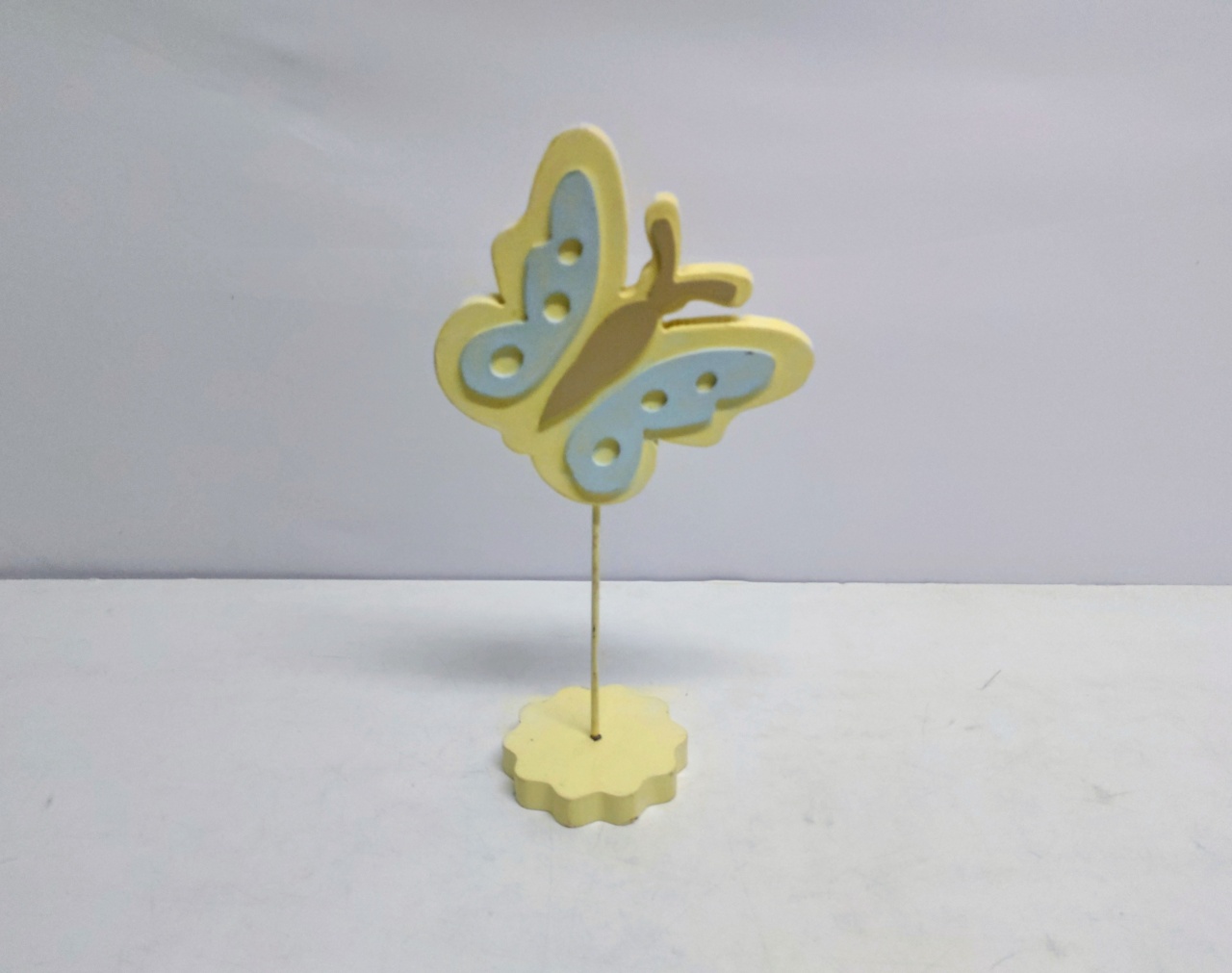 Totem Borboleta Mdf Amarelo/Azul Claro 34Cm Alt X 10Cm Diametro - BBFestasAluguel 