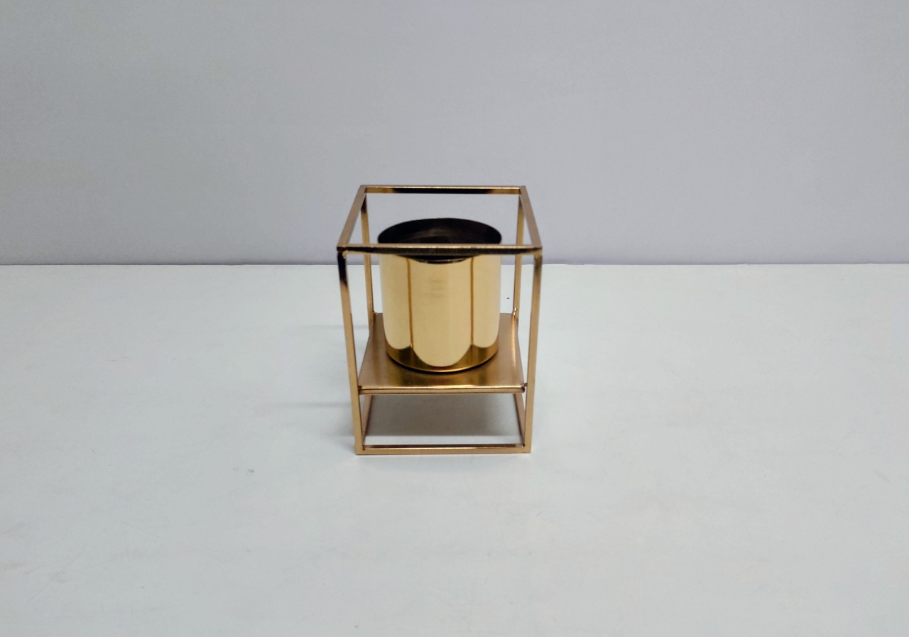 Cachepo Metal Cubo Dourada 15Cm Alt X 12Cm X 12Cm  - BB Festas Aluguel 