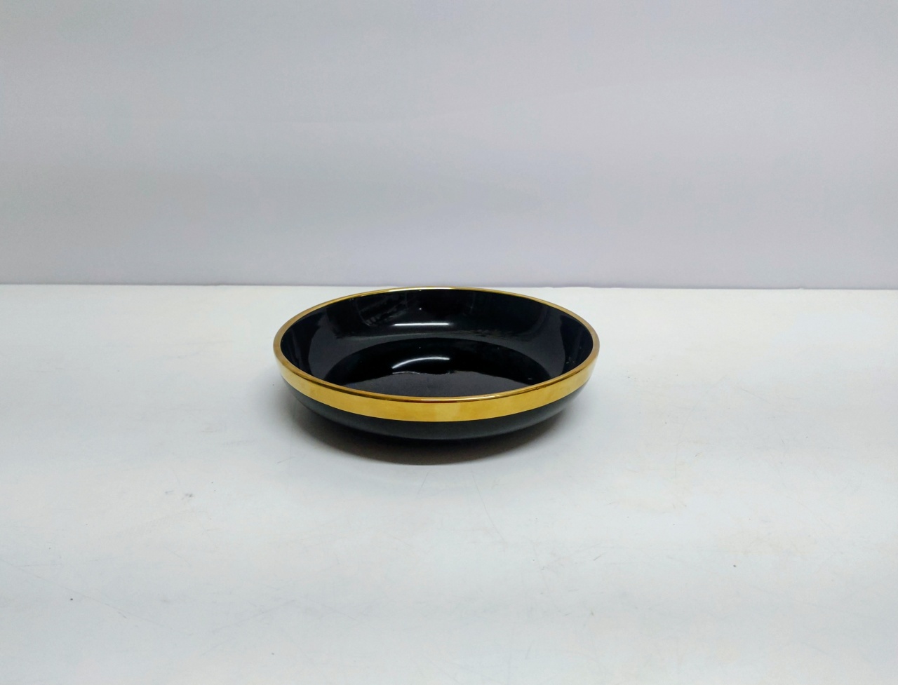 Bandeja Porcelana Redondo Preto Com Borda Dourada 5Cm Alt X 19Cm Diametro  - BB Festas Aluguel 