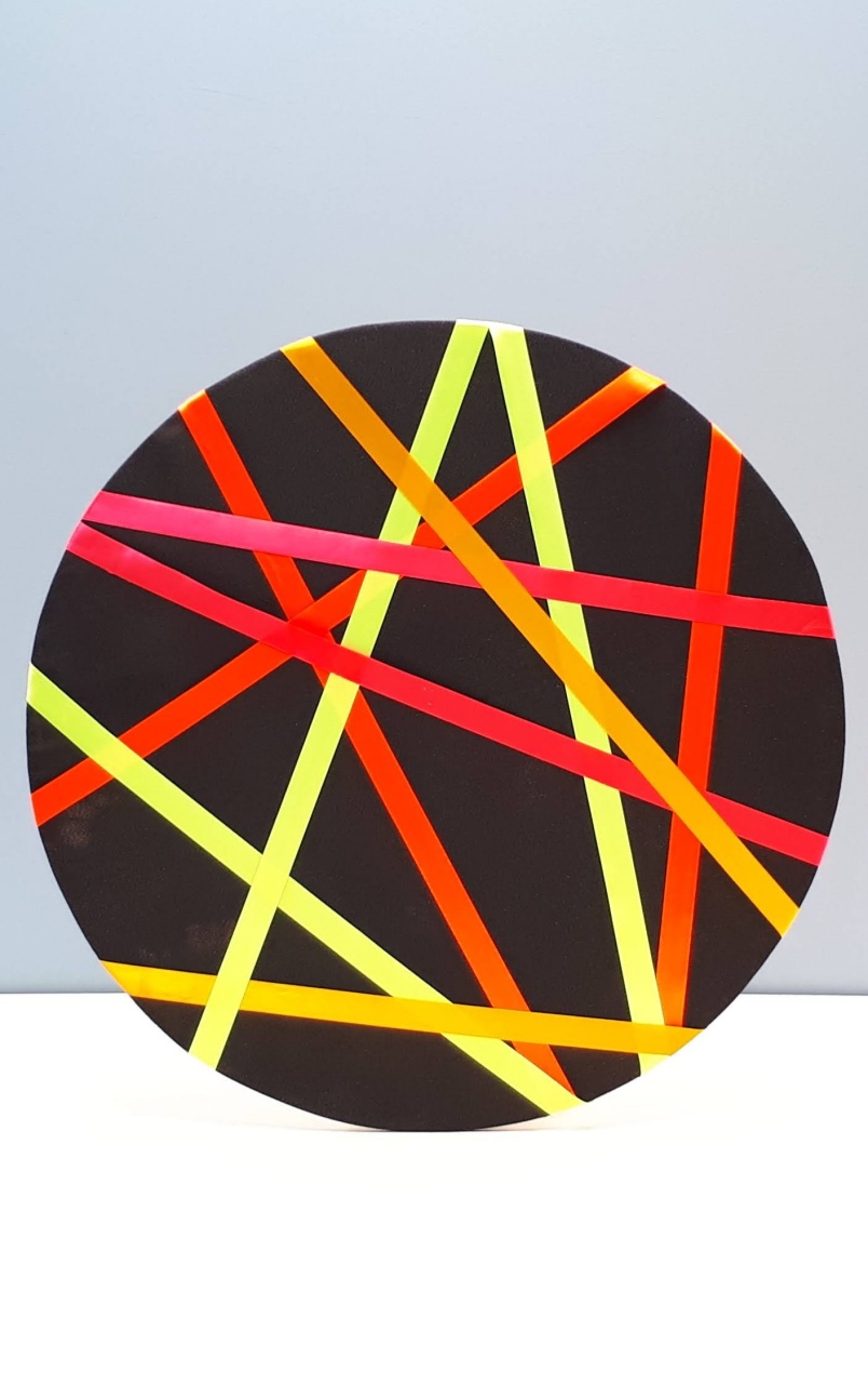 Painel Sublimado Redondo Fundo Preto Com Fitas Coloridas 60Cm - BBFestasAluguel 