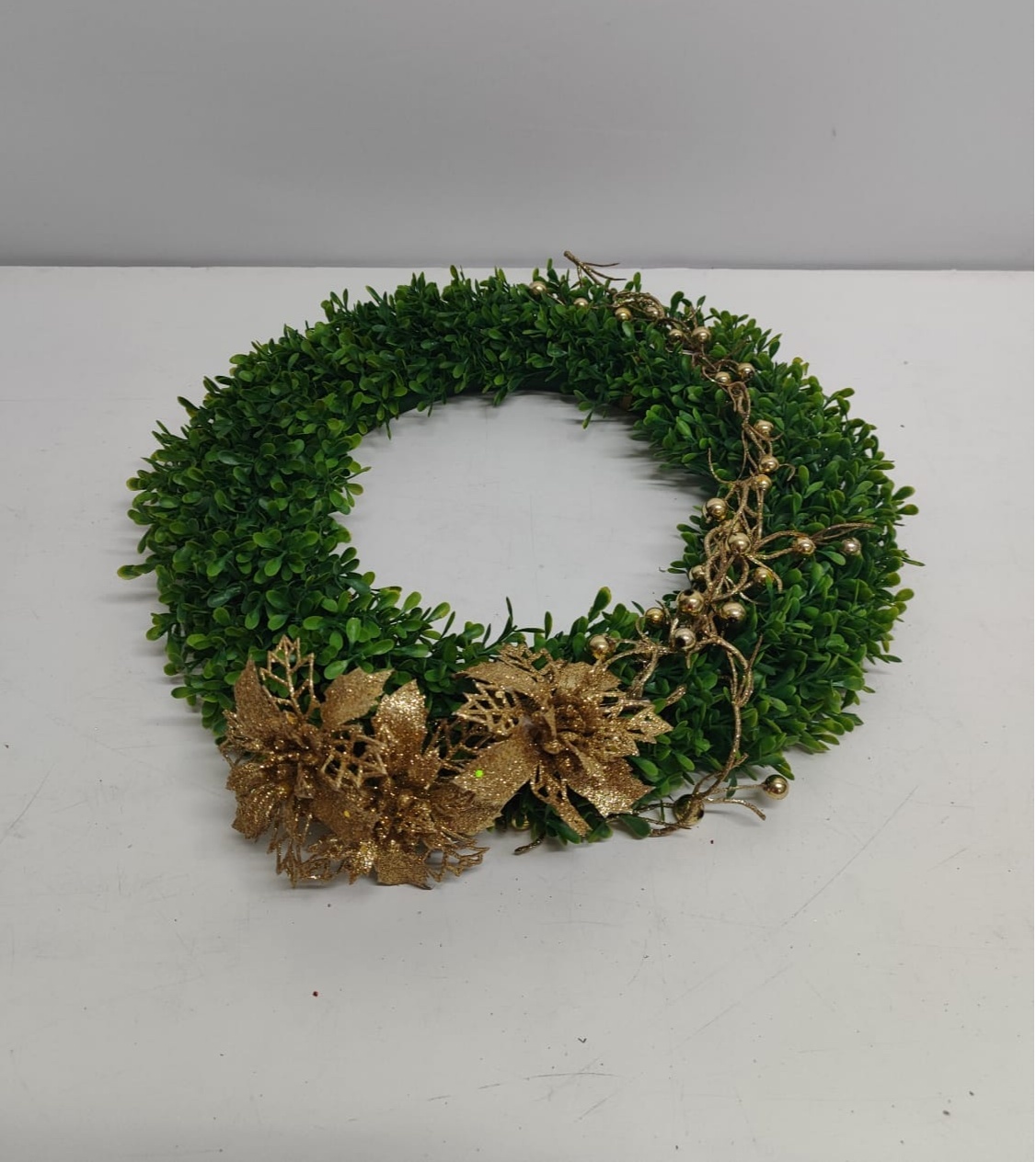 Arranjo Guirlanda de Natal Com Folhagem Dourada - BBFestasAluguel 