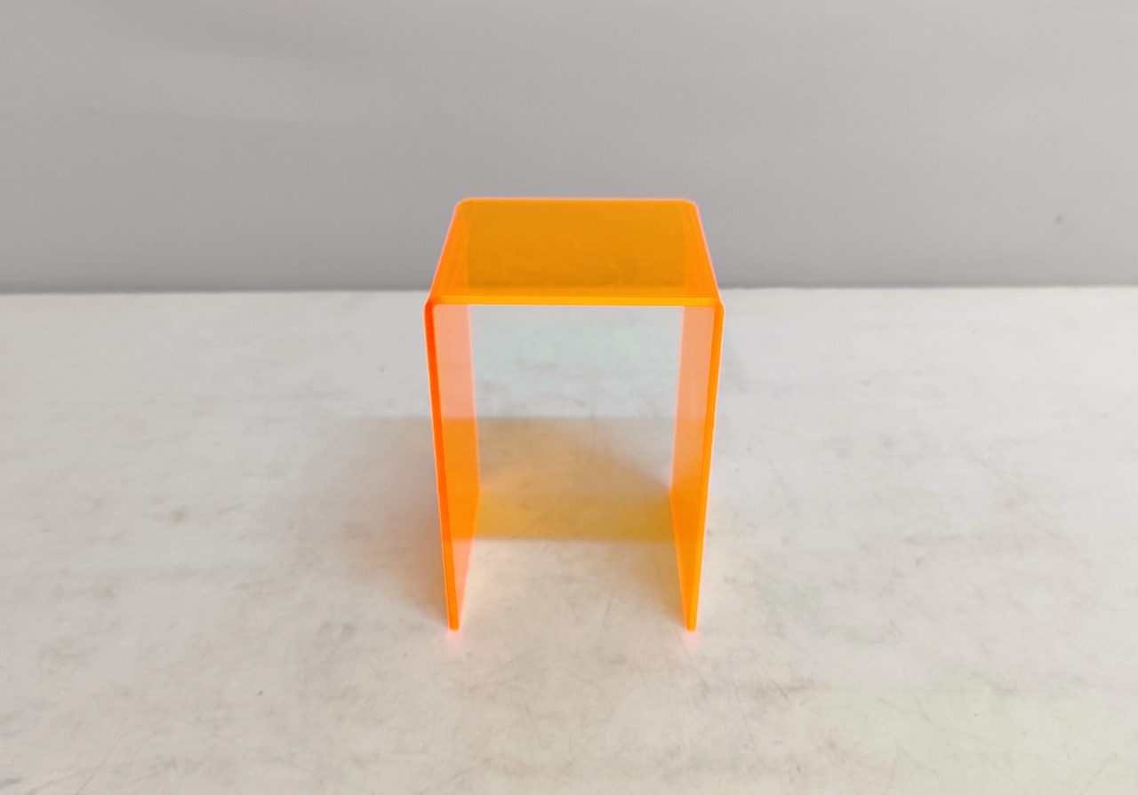 Suporte Acrílico Laranja Neon 15Cm Alt X 10Cm X 10Cm  - BB Festas Aluguel 