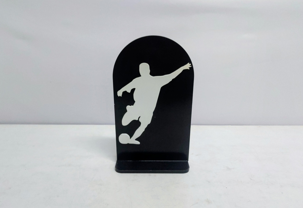 Jogador de Futebol Totem Preto/Branco  26Cm Alt X 15Cm Larg   - BB Festas Aluguel 