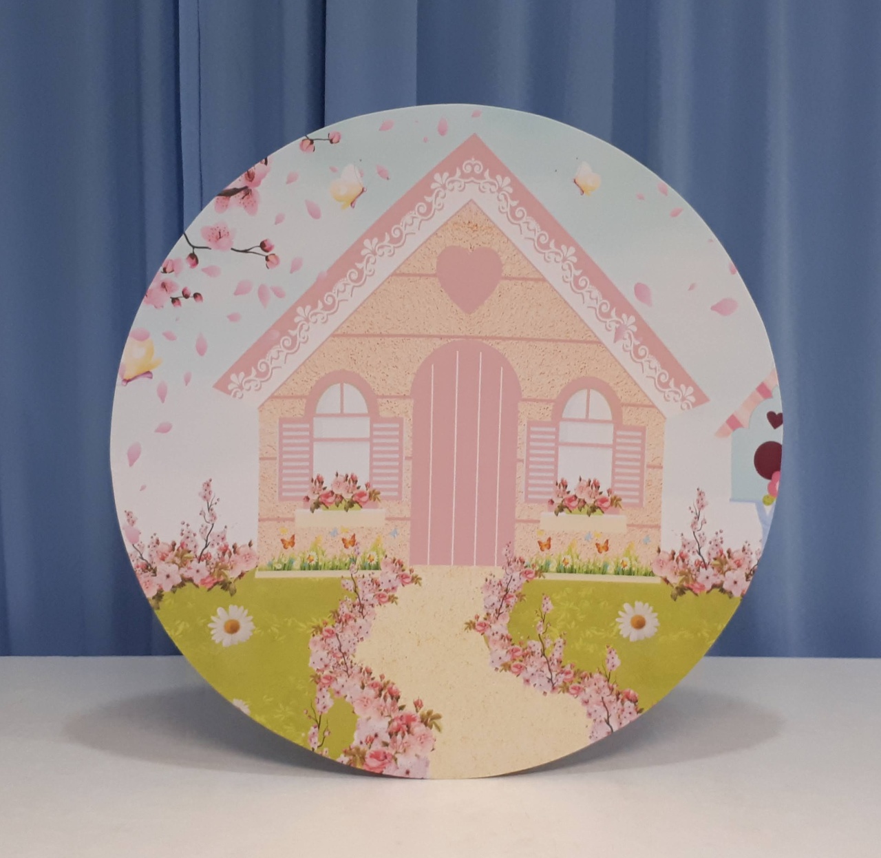 Painel Sublimado Redondo Casa de Boneca Rosa (Jardim) 60Cm - BB Festas Aluguel 