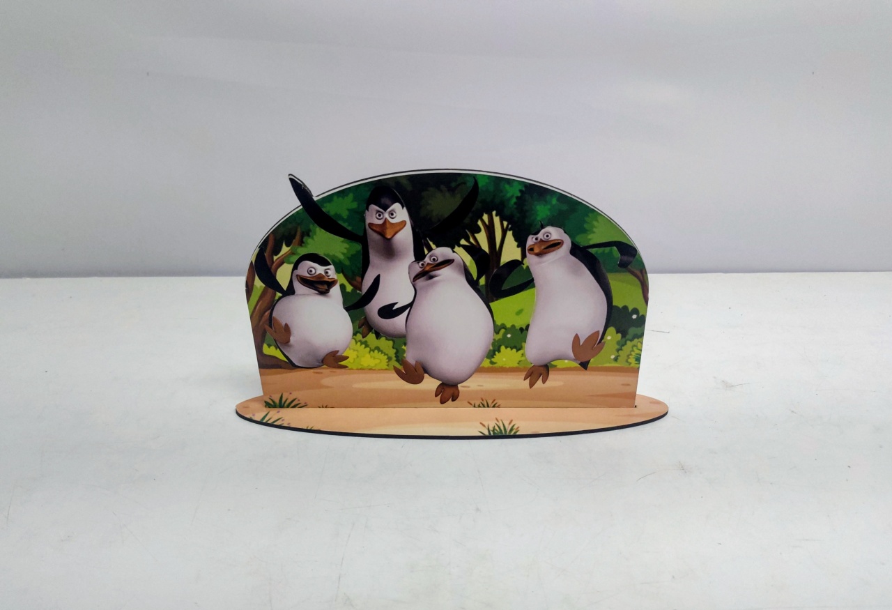 Totem Os Pinguins de Madagascar 18Cm Alt X 31Cm Larg  - BB Festas Aluguel 
